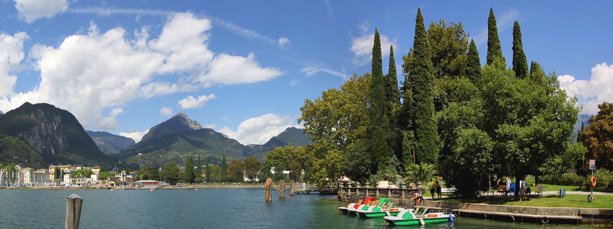 Der lebhafte mondäne Urlaubsort Riva liegt umgeben von mächtigen Bergen an der schmalen Nordspitze des Lago di Garda - Region Gardasee