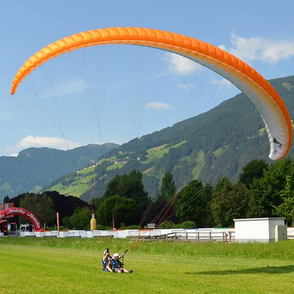 Erlebe den Nervenkitzel des Gleitschirmfliegens in Fügen und mache einen Flug über 1.800 Meter über dem Land. Bewundere atemberaubende Aussichten und genieße das Gefühl, mit einem zertifizierten Profi durch die Lüfte zu schweben - Fügen | Tirol