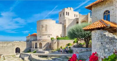 Erkunde die historische Burg Kruja, eines der bedeutendsten Wahrzeichen Albaniens. Dann entdecke den größten Basar des Landes und stöbere im lokalen Kunsthandwerk. Zum Schluss besuchst du die heilige Stätte Sari Salltik.