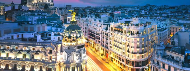 Stadt Urlaub - Barcelona – erfahrene Weltenbummler zählen sie zu den Schönsten Städten der Welt. Die Stadt mit dem gewissen Etwas, Barcelona inspiriert, fesselt mit außergewöhnlicher Architektur und Stadtstrand. Antoni Gaudis Bau Kunstwerke im Stil des Modernisme beeindrucken, eine eigenwillige Architektur, geschwungene wellige, weiche naturnahe Linien faszinieren. Ein weiteres Highlight des Meisters ist die Sagrada Familia, Basilika und Sühnetempel der Heiligen Familie. Die fantastische Parkanlage, der Park Güell und die Casa Batlló sind weitere Meisterwerke der Designlegende Gaudi. Instagram Fans lieben diese fotogene Stadt und schwärmen außerdem von Paella & Tapas & Sangria, serviert in den romantischen kleinen Bars und Cafés. Die beliebtesten Orte für Barcelona Ferien, locken mit besten Angebote für Hotels und Ferienunterkünfte mit Werbeaktionen, Rabatten, Sonderangebote für Barcelona Urlaub buchen. Reisedaten eingeben und Hotel Flug Mietwagen Attraktionen Taxis für eine Barcelona Reise flexibel buchen. Sollten sich die Pläne ändern, sind viele der Unterkünfte und Zimmer in Barcelona kostenfrei stornierbar.