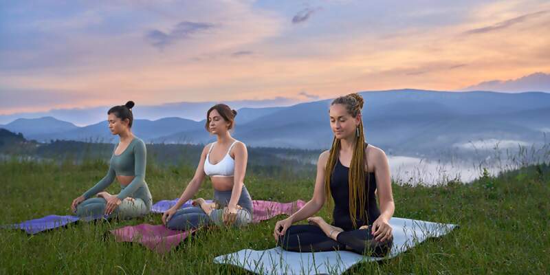 Yoga in den schönsten Hotels in den Bergen. Jetzt Yoga Urlaub buchen und die wunderbare Natur genießen.