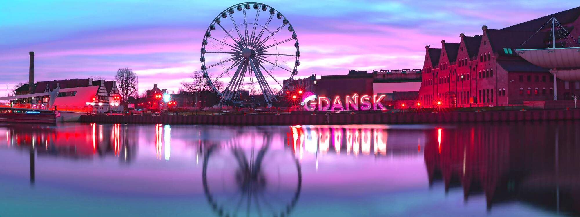 Der Fluss Motlawa und das Riesenrad in der Altstadt von Danzig in Polen