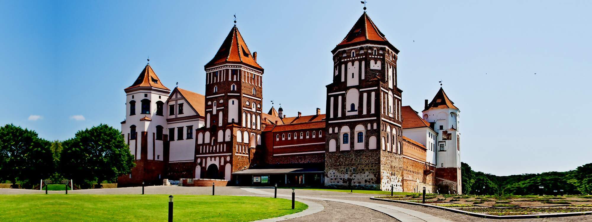 Blick von der Hoehe aus des Parks und des Schlosses Mir in Weissrussland - Belarus